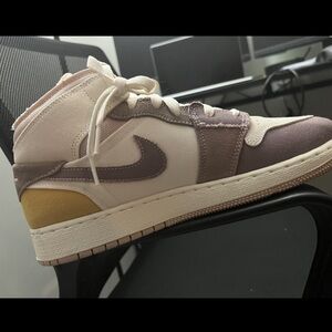 Jordan 1 size 7Y SAIL/TAUPE HAZE-FOSSIL STONE
VOILE/BRUME TAUPE